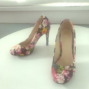 Size 7 1/2 Floral Heels